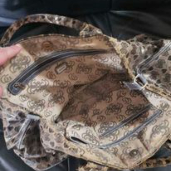 A guess leather bag - Picture 2 of 2